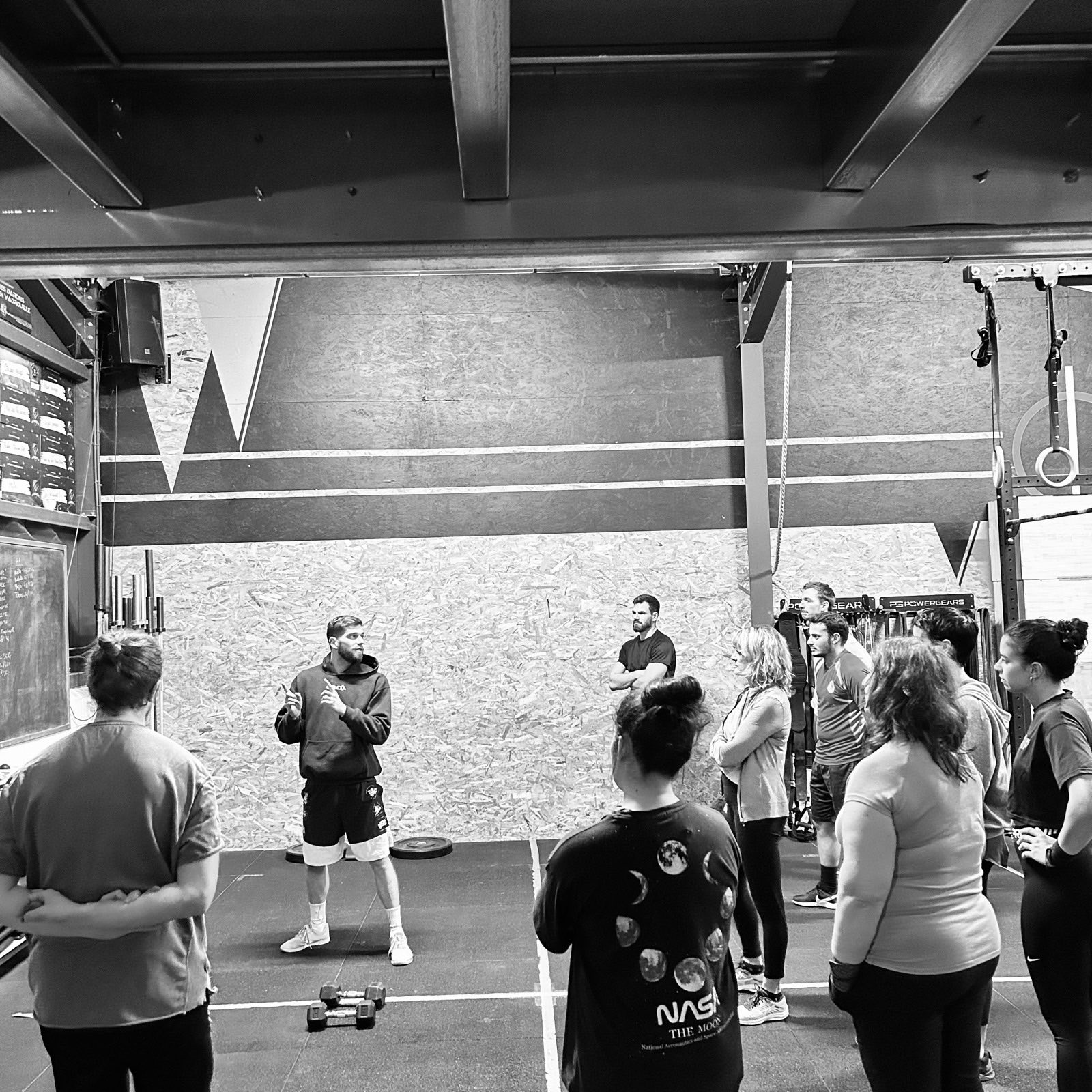 Briefing de séance : le coach explique le WOD au groupe