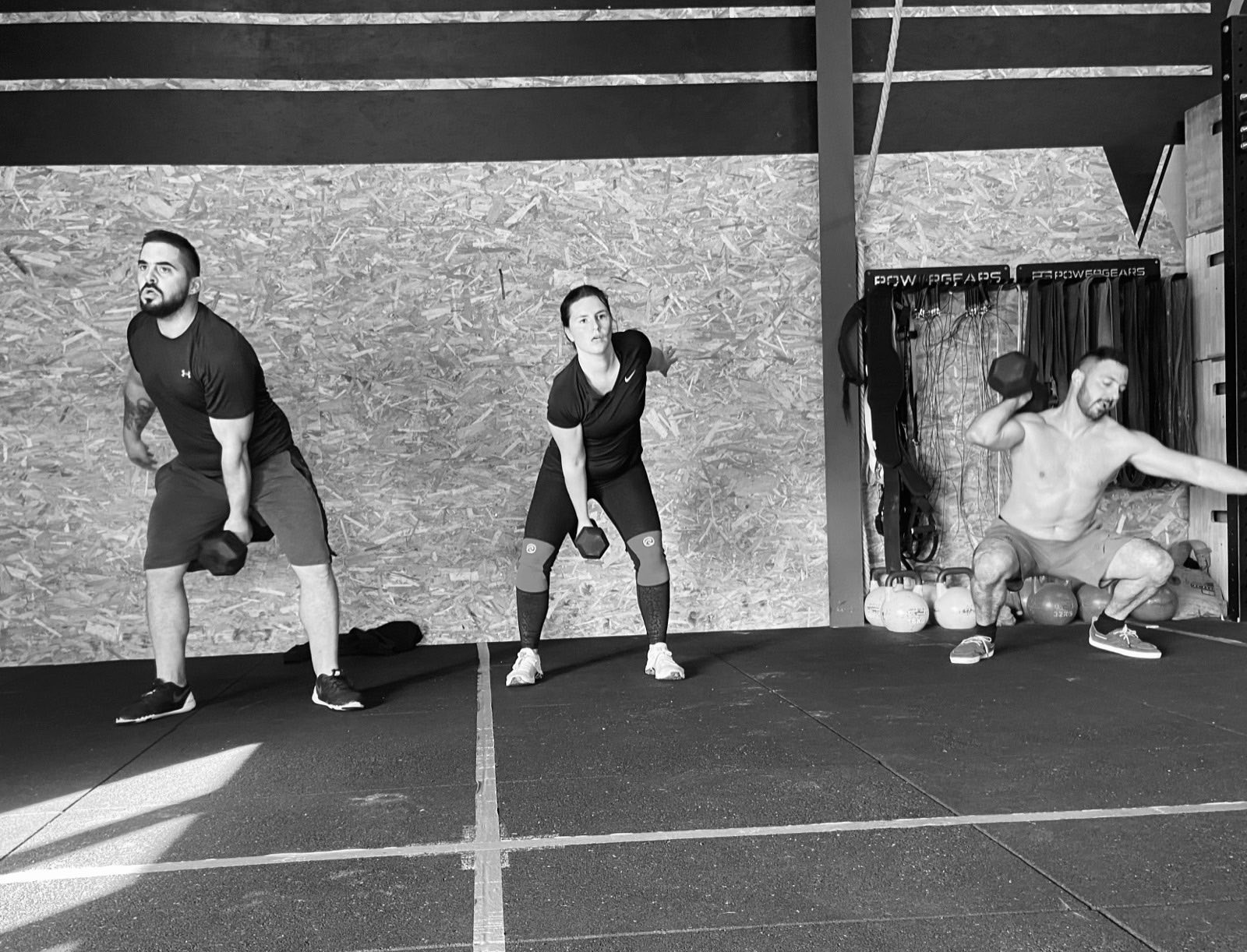 Athlètes en plein WOD avec haltères
